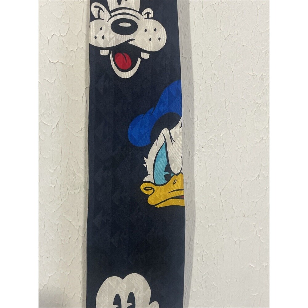 Novelty Tie Mickey Mouse  Disney  Mickey Donald Duck Goofy Disney Store NWT - Picture 3 of 5